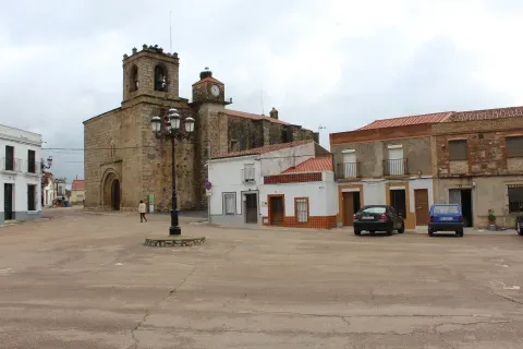 La iglesia parroquial y la plaza muestran otra etapa de la historia del pueblo, posterior a los dólmenes de la Muela.
