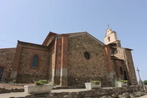 La iglesia parroquial de Santa Elena, referencia del núcleo junto a una historia local marcada por el trabajo agrícola y el aprovechamiento del agua.
