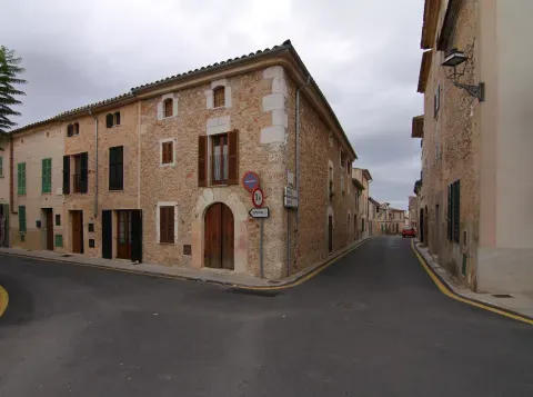 Una calle de Costitx. El núcleo actual es el escenario de la historia municipal que se despliega sobre el término.