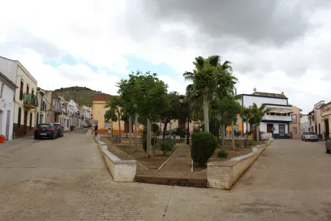 Un espacio público de Oliva de Mérida, en el núcleo que contrasta con las agrupaciones de cortijos dispersas por el término.