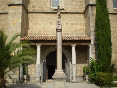 La iglesia de Nuestra Señora de la Estrella, construida con granito local. Las obras del Monasterio de El Escorial en 1563 impulsaron la cantería de Navalagamella y financiaron la ampliación de este templo.
