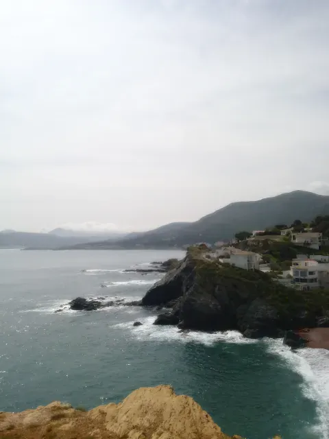 Un tramo de costa rocosa de El Port de la Selva. La línea irregular del litoral pone en contexto las laderas y calas descritas en el itinerario geológico.