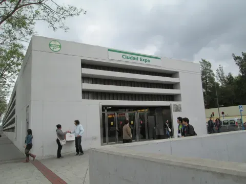 La estación de Ciudad Expo señala la conexión cotidiana de la Mairena actual con Sevilla.