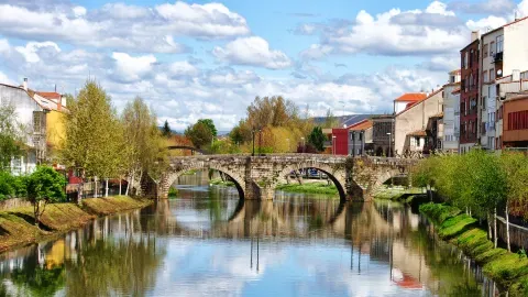 El puente viejo, de origen medieval, cruza el Cabe a su paso por Monforte de Lemos.