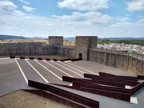 El castillo de El Real de la Jara conserva la base de la muralla medieval, restaurada. La fotografía muestra el recinto en su estado actual.