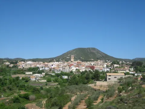 Panorámica de Siete Aguas, con el núcleo y las laderas que enmarcan el municipio entre la Hoya de Buñol y la Plana de Utiel-Requena.