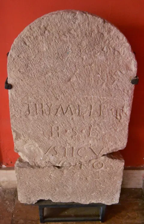 Ara funeraria de piedra calcárea, del siglo I d. C., procedente de Rafelcofer y conservada en el Museu de Belles Arts de València.