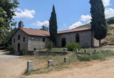 La ermita de la Fuente Santa, construida sobre la antigua fuente según la tradición local, es el destino de la romería y de la Ruta del Pastor Magdaleno.