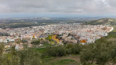 Torredelcampo desde el Cerro de Santa Ana, con el núcleo urbano y las formas alomadas del paisaje al fondo.