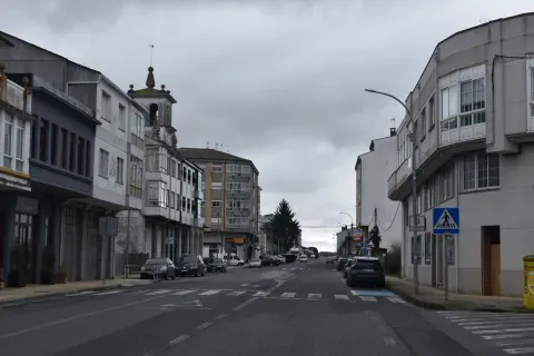 La Avenida de Vilalba recorre el núcleo urbano de Rábade, cuya actividad comercial e industrial tuvo un desarrollo notable a finales del siglo XX.