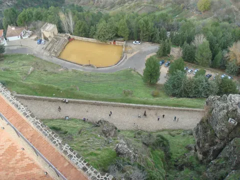La muralla y el desnivel junto al castillo muestran cómo la fortificación ocupa la parte alta de la villa.