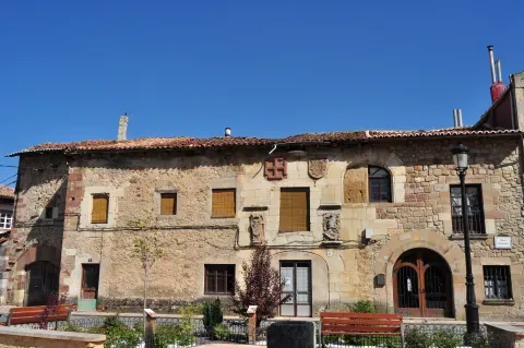 Fachada de piedra en el casco de Cervera. A diferencia de San Vicente, excavada en un afloramiento, esta arquitectura urbana muestra la roca convertida en muros.
