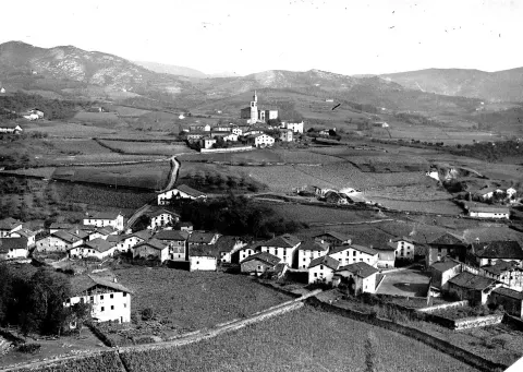 Vista general de Asteasu en 1914: el núcleo aparece entre campos y laderas, en una imagen del paisaje habitado de comienzos del siglo XX.