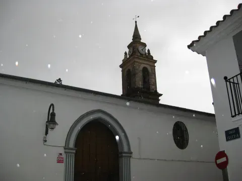La iglesia de San Pedro conserva su portada primitiva labrada en granito; la torre que se eleva sobre el templo es del siglo XVIII.