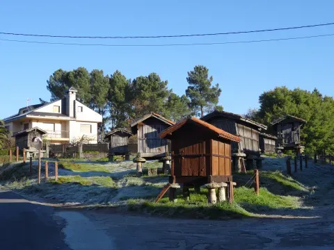 Hórreos en Tellado, Penosiños: una vista del paisaje habitado de Ramirás, a escala distinta de la clasificación geotécnica municipal.