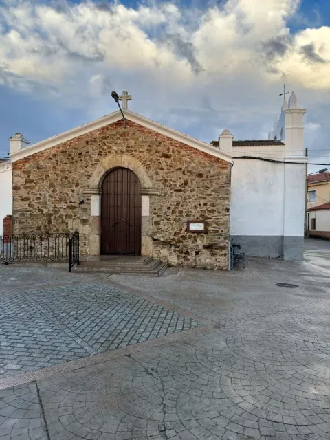La entrada de Santa Catalina, templo del siglo XVI, muestra otro de los hitos históricos del casco de Torrecillas.