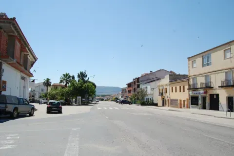 Vista actual del cruce de la EX-370 con la carretera de Valdeobispo, en Carcaboso.