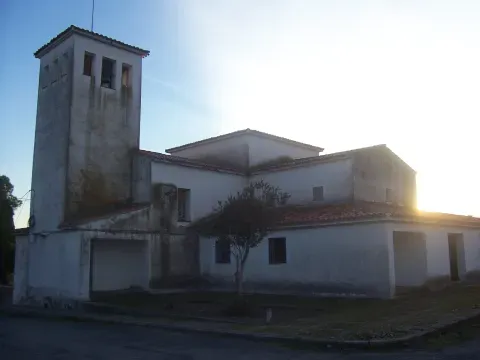 La iglesia parroquial de Valderrosas, uno de los dos núcleos reconocidos del municipio.