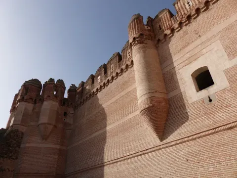 El castillo de Coca, iniciado por Alonso I de Fonseca a partir de 1453, domina esta vista exterior de la fortaleza.