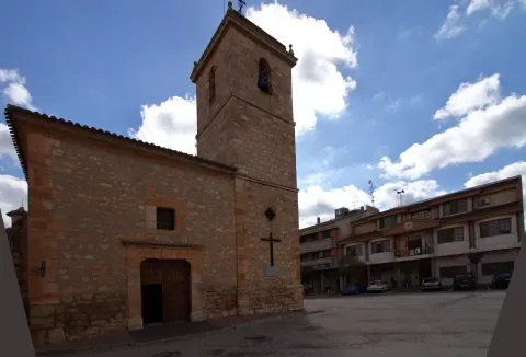 La plaza reúne la iglesia de San Pedro Apóstol y el Ayuntamiento, en el centro de la localidad. Esta vista acompaña el paso de las huellas del territorio a la memoria construida del pueblo.