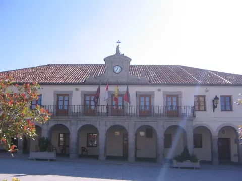 La fachada de la casa consistorial, vinculada al recuerdo del castillo como emblema del concejo villacastinense.