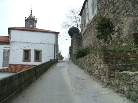 Una calle en pendiente de Monforte permite apreciar el desnivel entre los edificios y los muros.