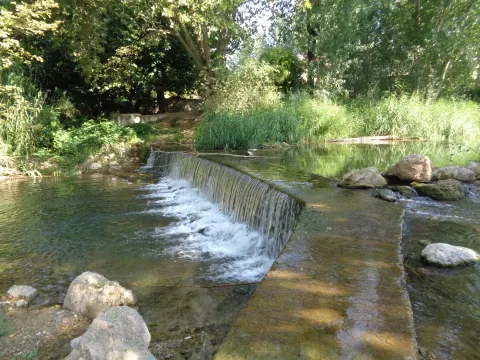 Azud de Zanones, en el río Buñol: una de las obras que hacen visible la relación entre el cauce y su aprovechamiento.