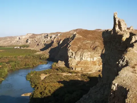 Las ruinas de la antigua villa medieval de El Castellar se alzan junto al Ebro, frente a la ribera donde los vecinos levantaron sus casas de labor.