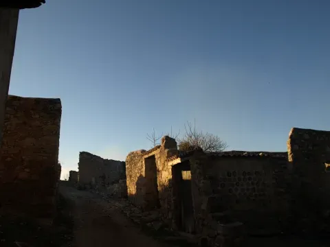 Ruinas de una calle del Poble Vell, vestigio del núcleo antiguo que quedó abandonado tras los daños de la guerra.