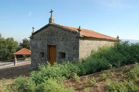 La capilla de San Xoán, en el outeiro do Castro, otro hito reconocible de este paisaje local.