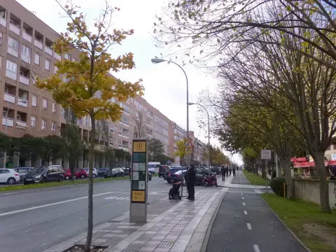 Una calle de Barañáin actual, imagen del paisaje urbano que sustituyó buena parte de la escala agraria del término.