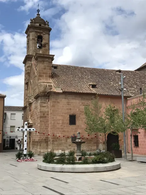 La iglesia de Nuestra Señora de la Expectación, donde se encuentra la imagen del Santo Cristo de Burgos llegada a Cabra en 1637.