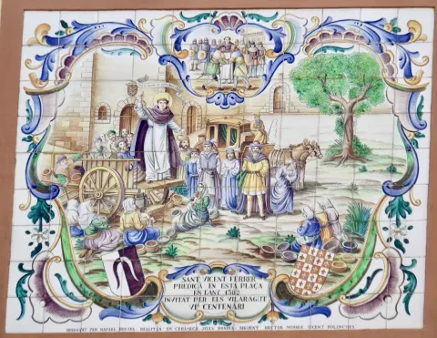 Panel cerámico de Sant Vicent Ferrer en Llanera de Ranes. El casco antiguo conserva retablos religiosos realizados en el siglo XIX.