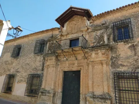 La portada de La Sevillana recuerda la arquitectura señorial que se incorporó al paisaje de Sisante a finales del siglo XVII.