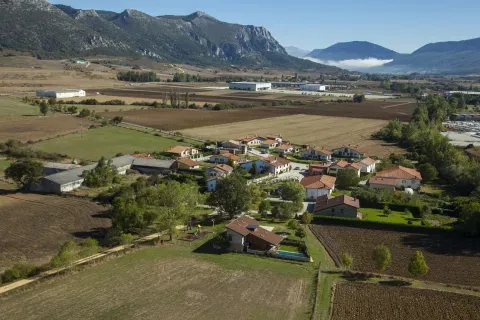 Vista aérea de Ametzaga, uno de los pueblos de Asparrena, entre campos y montañas.