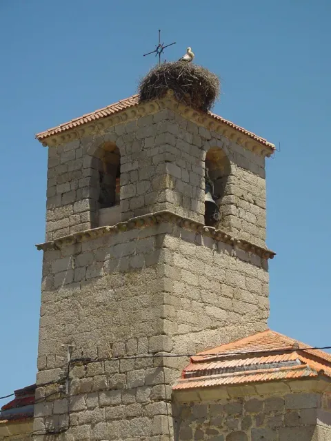 Campanario de una iglesia de Moralzarzal, ejemplo de la presencia de la piedra en la arquitectura local.