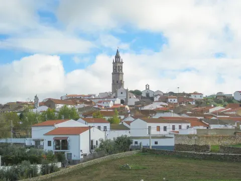 Panorámica de Pedroche, con la torre del Salvador por encima de los tejados y el pueblo extendido sobre la loma.