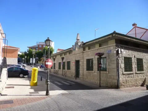 Muros de piedra en una calle de Colmenar Viejo; la cantería estuvo vinculada a viviendas, fachadas y obras públicas.