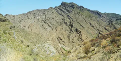Ladera rocosa del entorno de Artenara, parte del paisaje montañoso en el que se excavaron viviendas.