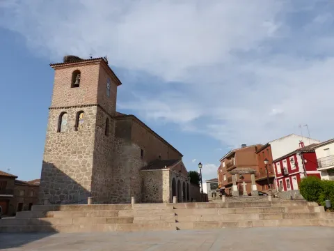La iglesia parroquial en la plaza de Segurilla. La descripción patrimonial destaca su pórtico de granito.