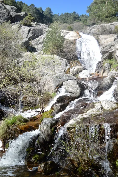 La Cascada del Hornillo, en el término municipal, muestra otro rincón de agua y roca en el paisaje de Santa María de la Alameda.