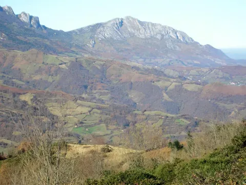 El entorno montañoso de Riosa y Rioseco, en la vertiente donde se sitúan las explotaciones mineras descritas para la zona.