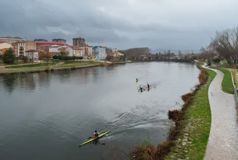 El Ebro entre las riberas urbanas de Miranda, con varias embarcaciones en el cauce. El río separa Aquende, el casco histórico, de Allende, la parte moderna.