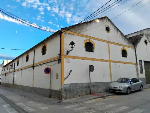 Bodegas Marín, en Fernán-Núñez; una imagen local de la actividad vitivinícola vinculada a la Campiña.