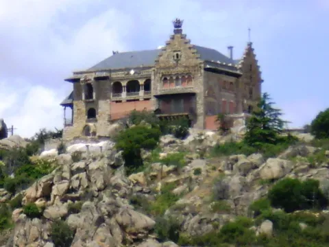 El Canto del Pico, con grandes masas rocosas visibles bajo el edificio y en su entorno.