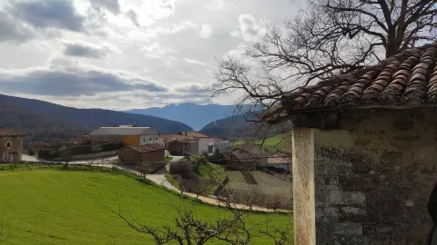 Oteo, visto desde la ermita de Santa María de San Juan, muestra otro núcleo del municipio entre campos y laderas.