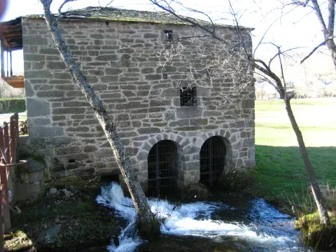 Molino de La Puente, en la Yensula de Galende, una construcción ligada al aprovechamiento local del agua.