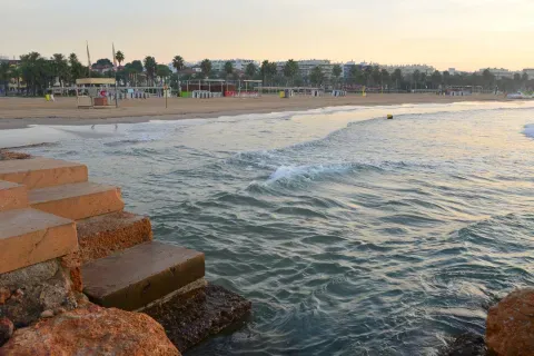 La playa y el borde de agua muestran el litoral que empezó a recibir bañistas cuando Salou dejó atrás su antigua función portuaria.