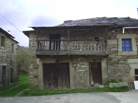 Vivienda tradicional de Galende en la que destacan la piedra, la madera y la cubierta de pizarra.