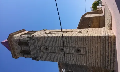 La torre campanario de la iglesia. La actual fue erigida entre 1956 y 1957 después del derrumbe de la anterior.